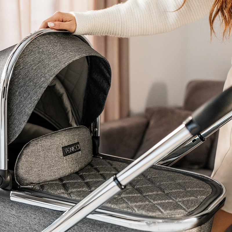 Venicci Tinum 2.0 3 in 1 Travel System with Ultralite Car Seat in Black- Magnetic Grey
